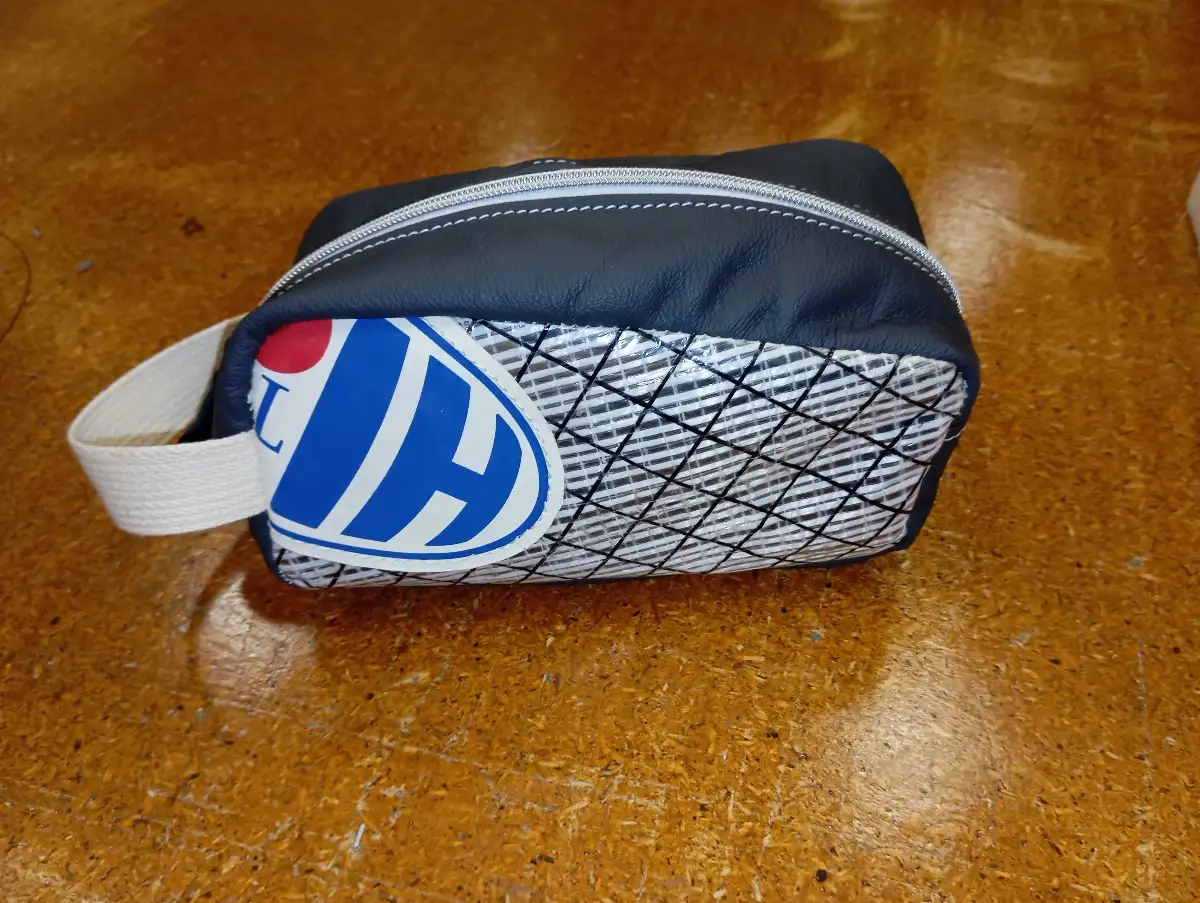 trousse de toilette , cuir et voile recyclée