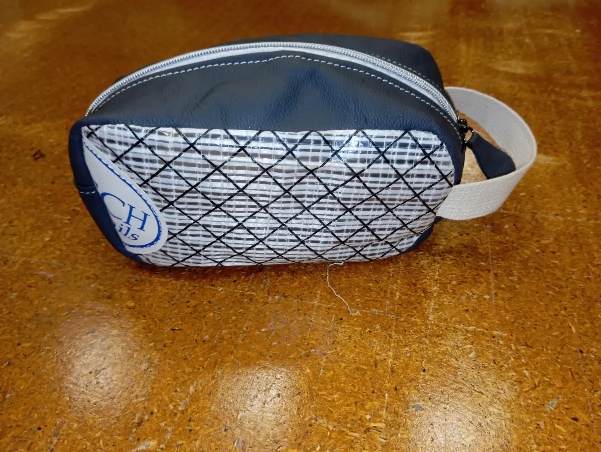 trousse de toilette , cuir et voile recyclée