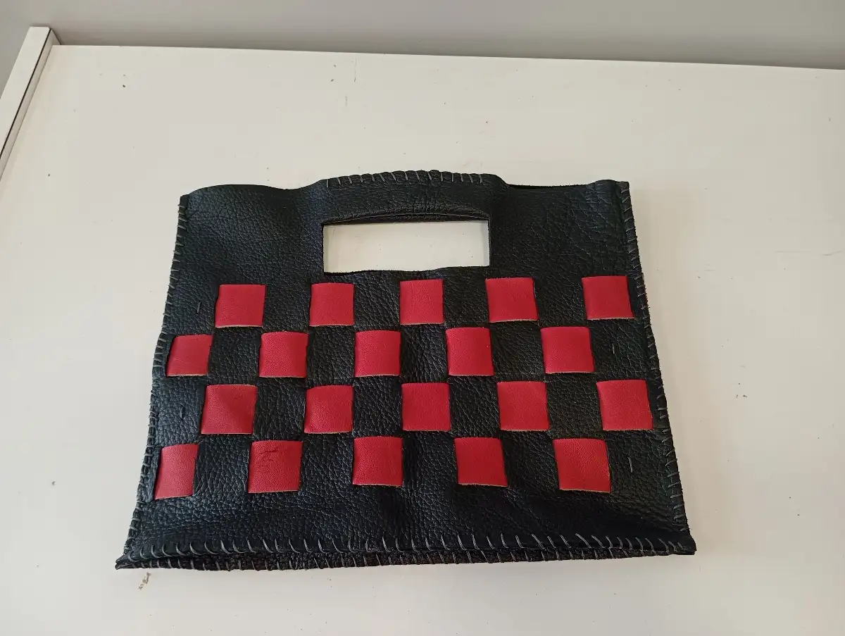 sac a main en cuir recycké , damiers noir et rouge