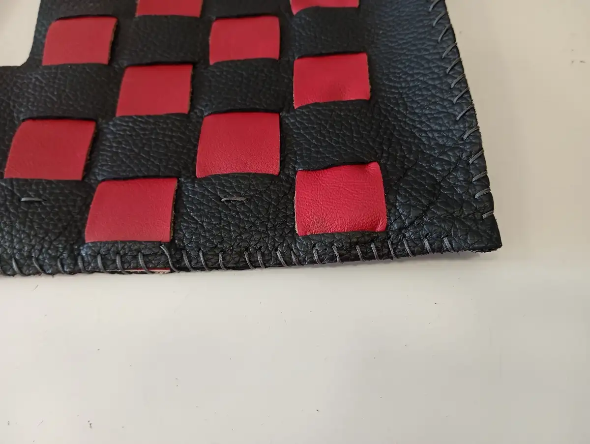 sac a main en cuir recycké , damiers noir et rouge