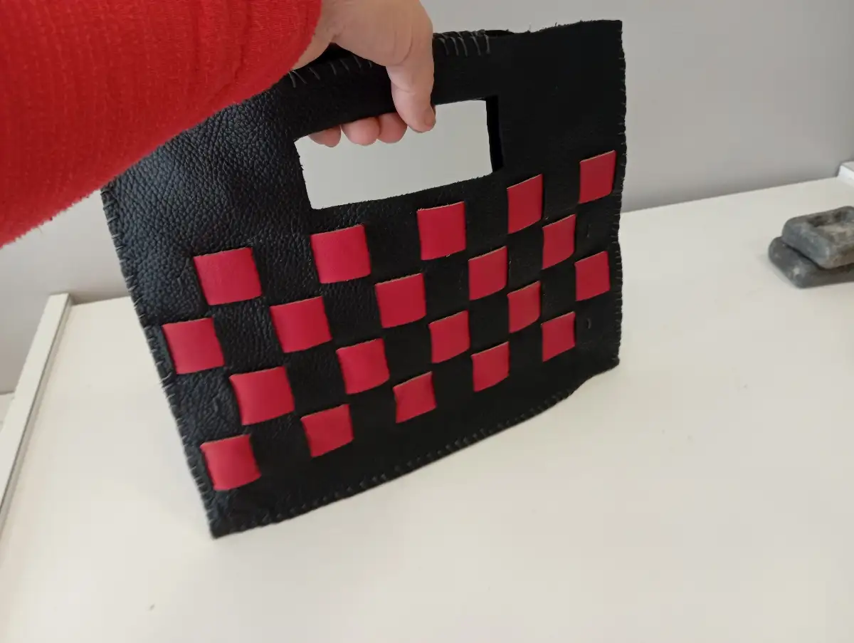 sac a main en cuir recycké , damiers noir et rouge