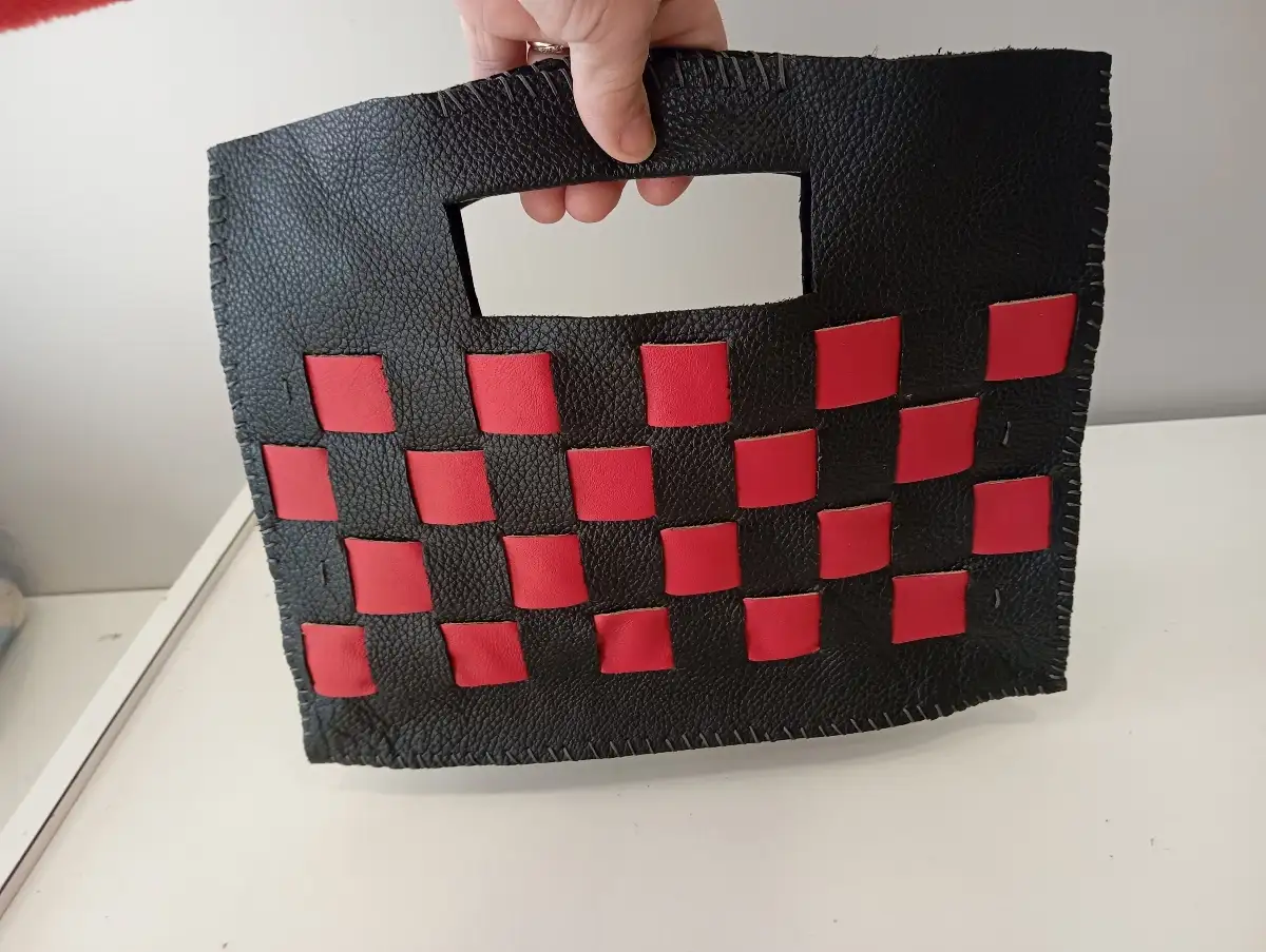 sac a main en cuir recycké , damiers noir et rouge