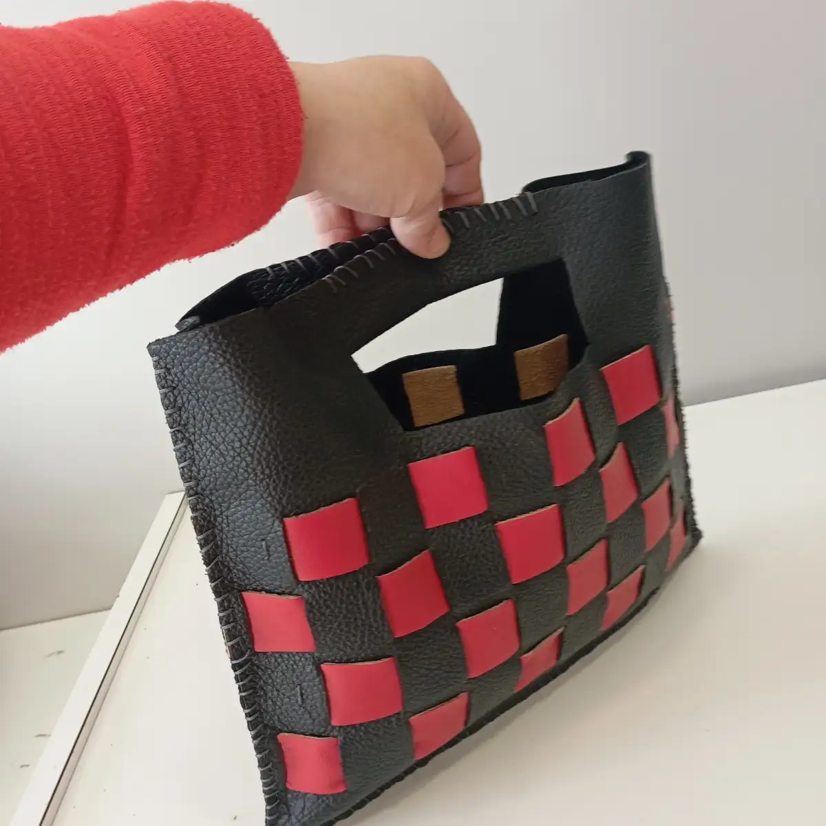 sac a main en cuir recycké , damiers noir et rouge